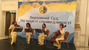 «Яйцо разбито, а игла уже в посольстве США». Как Запад не дал Порошенко установить полный контроль над Верховным судом