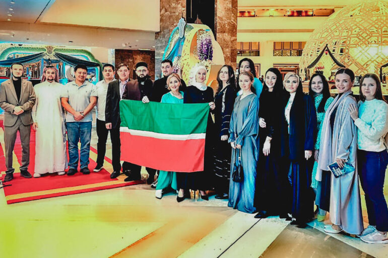 Катар и татары 3 konsul bikmullin s zemljakami i flagom tatarstana