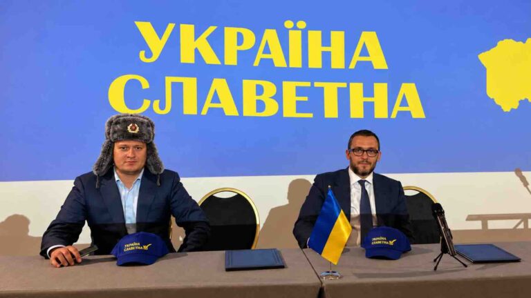 dvoe muzhchin ushanka i ukrainskij flag 2